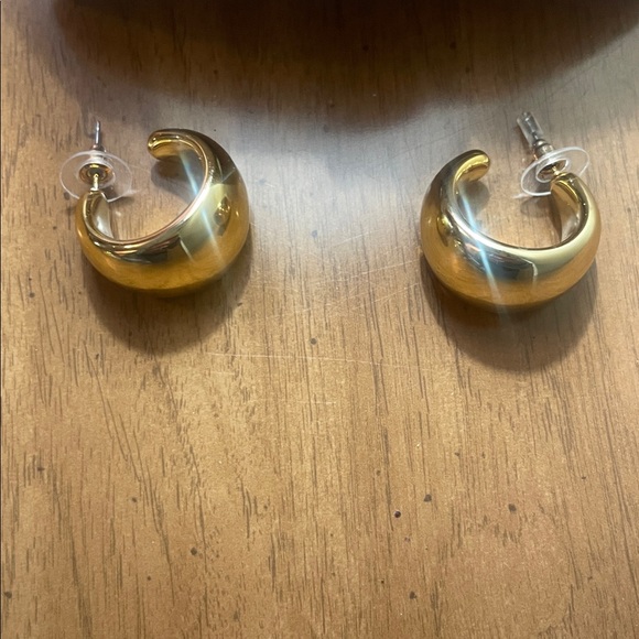 Gold Beaded Bracelet and Hoop Earrings Set - Picture 3 of 4